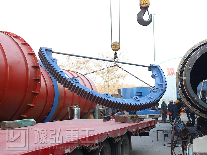 豫弘重工煤泥烘干机设备配件装车发货现场